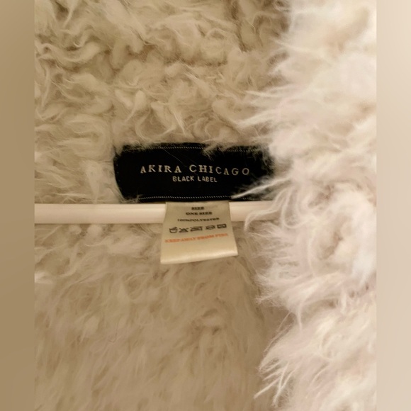Akira Chicago Black Label Oversized Fuzzy Shawl - Picture 5 of 6